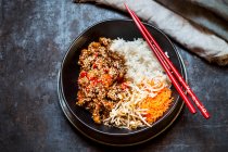 Липкая кунжутная говядина с рисом и овощами — стоковое фото