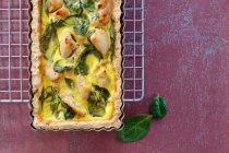 Tart with spinach and pieces of chicken — Stock Photo