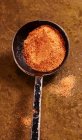 Briciole e spezie in cucchiaio su superficie rustica — Foto stock