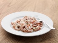 Итальянская ветчина на маленькой тарелке — стоковое фото