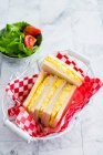 Крупным планом вкусный сэндвич с яичным салатом — стоковое фото