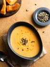Смажений гарбузовий суп з насінням — стокове фото