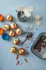 Karotten-Cupcakes mit Orangen-Frischkäse-Zuckerguss und zerkleinerten Keksen — Stockfoto