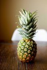 Ananas und frisches Obst in der Küche — Stockfoto