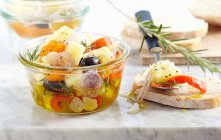 Маринований мангего з перцем, шалот, оливками та хлібом — стокове фото