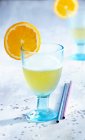 Стакан напитка со свежим апельсиновым ломтиком — стоковое фото