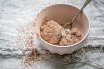 Ciotola rosa di gelato al cioccolato su un panno di lino — Foto stock