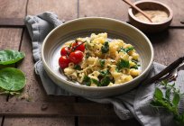 Pasta di calice con olio di aglio, spinaci e pomodori alla griglia — Foto stock