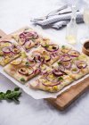 Hausgemachte Pizza mit Käse und Pilzen — Stockfoto
