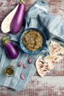 Hausgemachte Kartoffelsuppe mit Gemüse und Gewürzen auf einem hölzernen Hintergrund. Selektiver Fokus. — Stockfoto