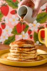 Amerikanische Pfannkuchen mit Ahornsirup — Stockfoto