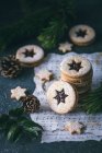 Куча рождественских печенек, наполненных джемом — стоковое фото