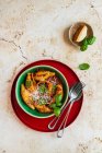 Миска раковин макарон с томатным соусом, песто и тертым пармезаном — стоковое фото