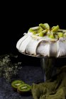 Pavlova avec des tranches de kiwi sur support en verre — Photo de stock