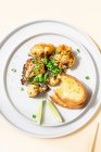 Grilled cauliflower with grilled bread — Stock Photo