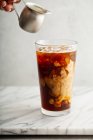Кава з льодом з додаванням молочних гойдалок — стокове фото