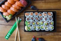 Sushi with chopsticks and soy sauce to take away — Stock Photo