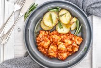 Baccala alla livornese - Stockfisch im Ofen in Tomatensauce mit Kartoffeln — Stockfoto