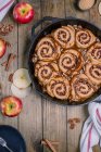 Яблочные ореховые булочки с карамельным соусом в чугунной сковороде — стоковое фото