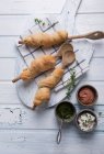 Запечений хліб з духовки з трьома веганськими паличками — стокове фото