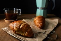 Gros plan des croissants frais au café — Photo de stock