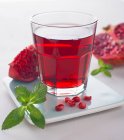 Close-up shot of glass of pomegranate juice — Fotografia de Stock