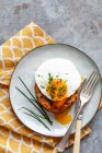 Bolla e cigolio con uovo fritto — Foto stock