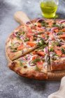 Pizza mit Räucherlachs in Großaufnahme — Stockfoto