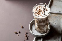 Smoothie despertar sem açúcar com banana, jogurt, café e linhaça — Fotografia de Stock