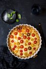 Quiche de tomates dans un plat de cuisson — Photo de stock