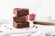 Morsi di brownie con cioccolato e lamponi secchi — Foto stock