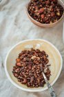 Almendras, anacardos, avena, miel, cacao, aceite de coco, semillas de calabaza - foto de stock