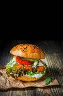 Hambúrguer com dedos de peixe e molho tártaro — Fotografia de Stock