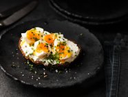 Pan cubierto con queso, huevos cocidos y cebollino - foto de stock