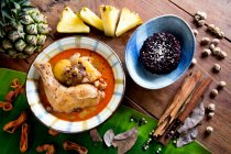 Thai pollo massaman curry servito su soffice e nero riso gelsomino — Foto stock