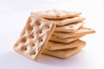 Glutenfreie Cracker auf weißem Hintergrund — Stockfoto