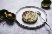 Veganer Rohkost-Avocadokuchen mit Dattel- und Nussbasis — Stockfoto