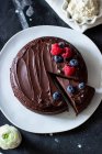 Chocolate cake with ganache and fresh berries — Stock Photo
