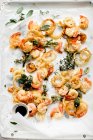 Frutos do mar fritos e anéis de cebola na massa tempura com folhas de sálvia — Fotografia de Stock