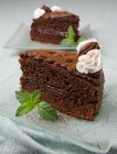 Шоколадний крем торт з вершками та м'ятою — стокове фото