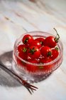 Tomates em uma tigela de vidro — Fotografia de Stock