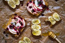 Peanut butter toast with fruit and honey - foto de stock
