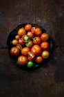 Различные садовые помидоры на тарелке — стоковое фото