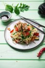 Asiatische Nudeln mit Gemüse, Misuna und Misome Salat und Entenmock — Stockfoto