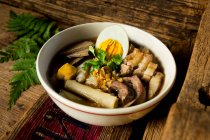 Куай Чап, суп з теошу з свинячим субпродуктом, хрустким свинячим м'ясом, беанкурдом та тушкованими твердими вареними яйцями — стокове фото