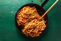 Espaguetis clásicos con salsa de tomate y especias - foto de stock