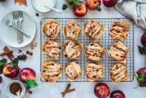 Muffins séparés aux pommes et aux noisettes sur une grille de refroidissement — Photo de stock