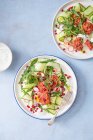 Falafel al forno di barbabietole con yogurt al coriandolo, nastri di cetriolo, melograno e insalata di rucola. — Foto stock