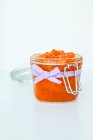 Marmellata fatta in casa di pesche in vaso con fiocco — Foto stock
