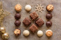 Различные рождественские печенья с и без шоколадных глазури — стоковое фото